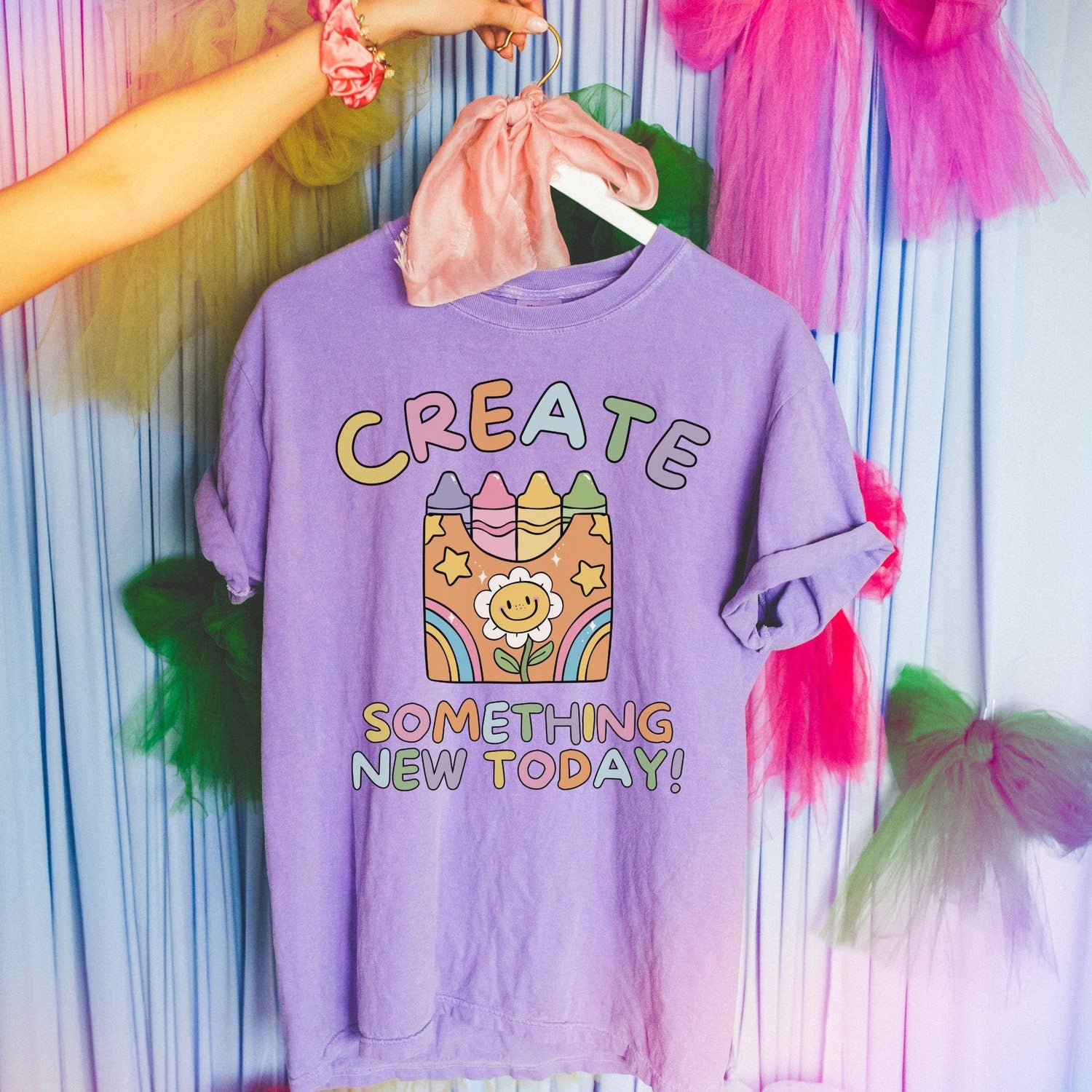 Cute Art Teacher Tee Shirt for Artist Who Loves Color: Adorable 90s Aesthetic Shirt with Crayons, Silly Wholesome Art Major Graduation Gift