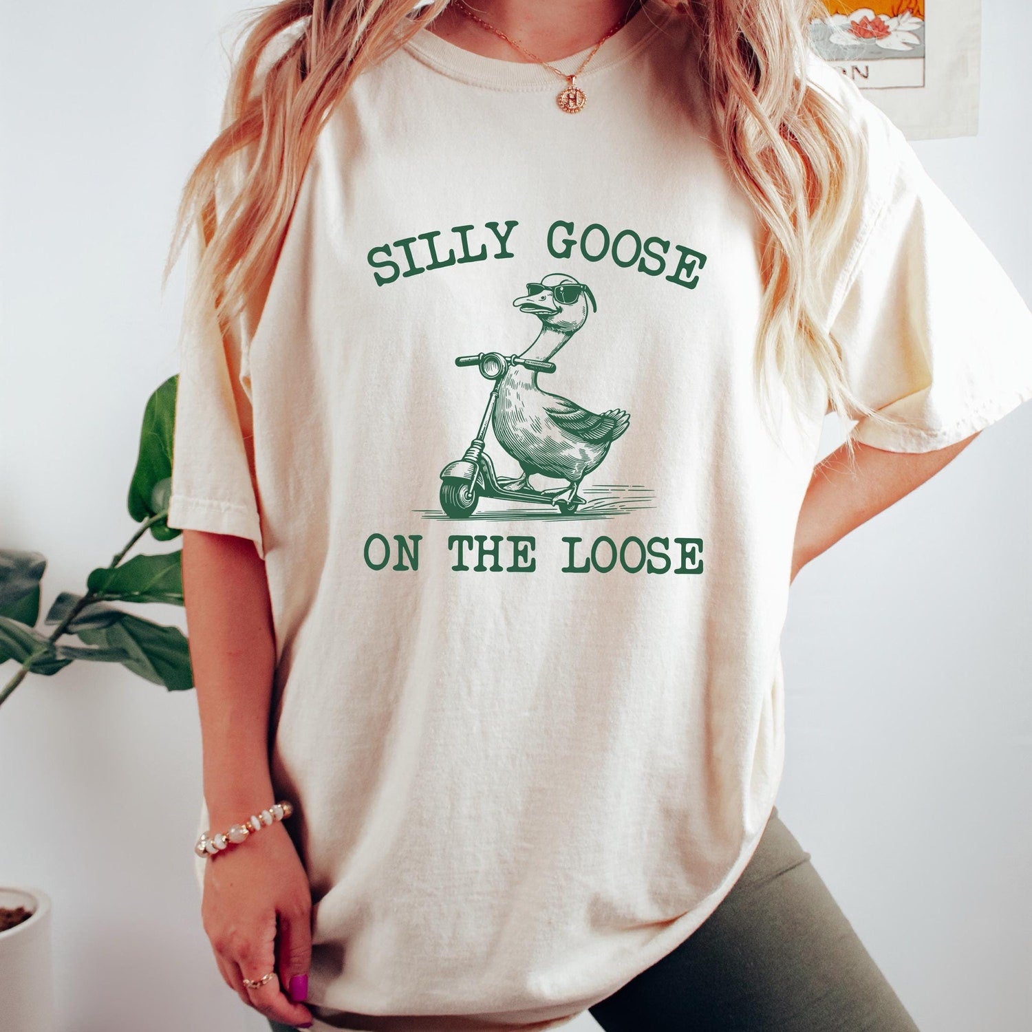 Silly Goose On The Loose Shirt, Silly Goose Farm T-Shirt, Cute Goose Shirt Gifts for Farm Girls, Aesthetic Meme Goose T-Shirt, Funny Gift