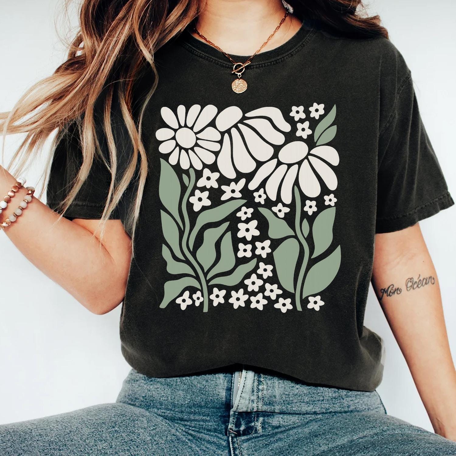 Comfort Colors Boho Daisy Shirt, Retro Floral Wildflower T, Plus Size Flower Graphic T-Shirt, Bohemian Gardener Aesthetic Top, Cute Floral T