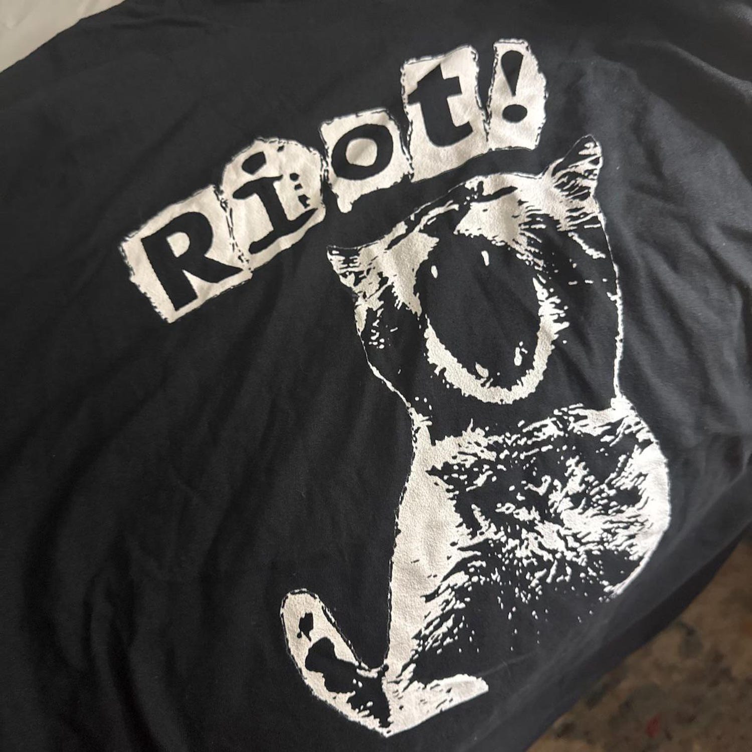 Riot Cat Y2K Tee Grunge Shirt 90s Alt Punk Kitten Top, Anarchist Feline Revolution T-Shirt Emo Weirdcore Cat, Gothic Y2K Punk Aesthetic Tee